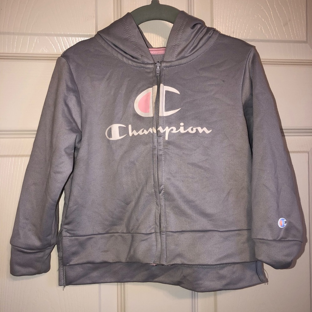 Little girls zip up